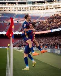 白衣下边是红衣，香港行期间一阿森纳球迷卧底在热刺球迷看台